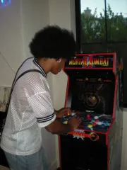 Perris playing Mortal Kombat II